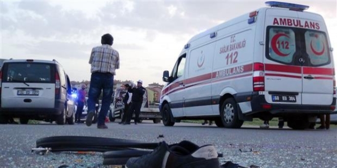 �anakkale'de hafif ticari ara� ile motosiklet �arp��t�: 3 yaral�