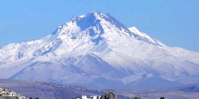 Erciyes dağı'na Mayıs ayında kar yağdı