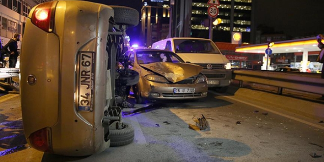 stanbul'da trafik kazalar: 2 l, 4 yaral
