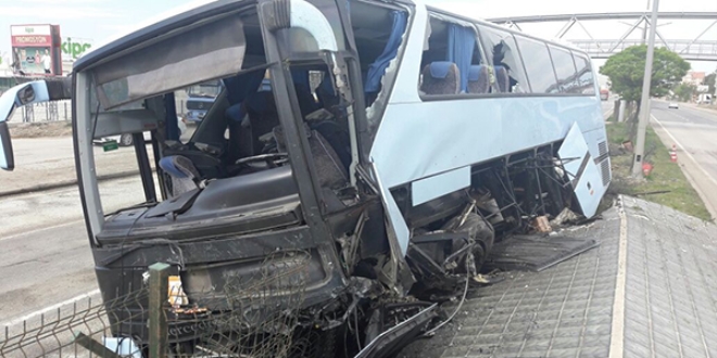 Partilileri ta��yan otob�s Polatl�'da kaza yapt�