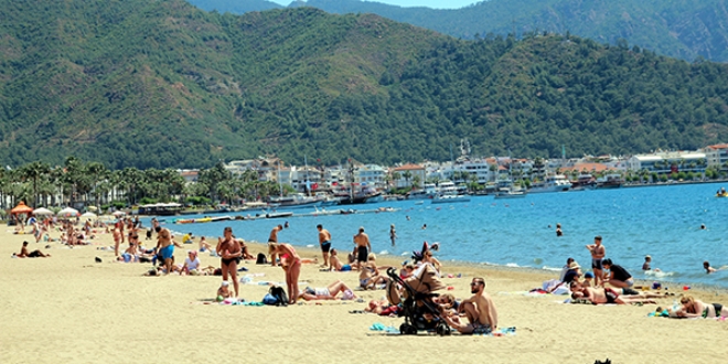 Marmaris ve Fethiye'de sahiller doldu