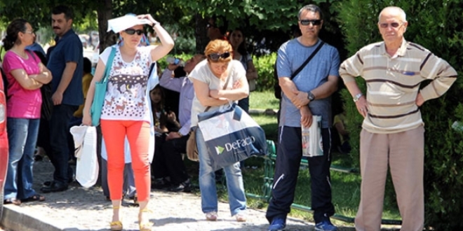 Adaylar içeride ter döktü, aileleri dışarıda bekledi