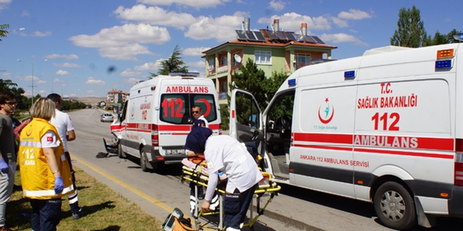 Ambulans ile halk otobüsü çarpıştı: 6 yaralı