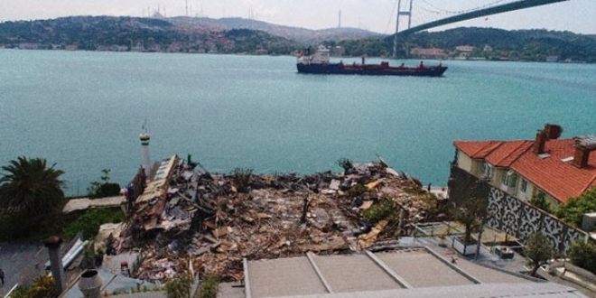 39 kişinin hayatını kaybettiği Reina yıkıldı