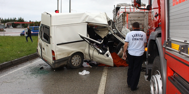 Minibüs tıra çarptı: 1 ölü, 9 yaralı