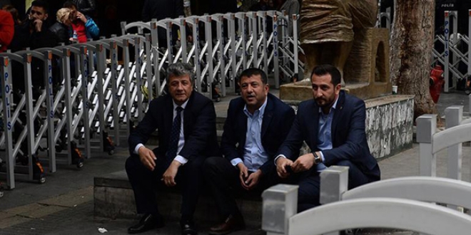 Gözaltılar sonrası CHP'lilerden oturma eylemi