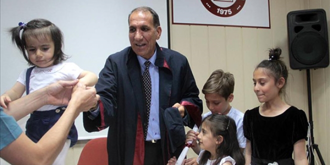 Mezuniyet sevincini torunlarıyla paylaştı