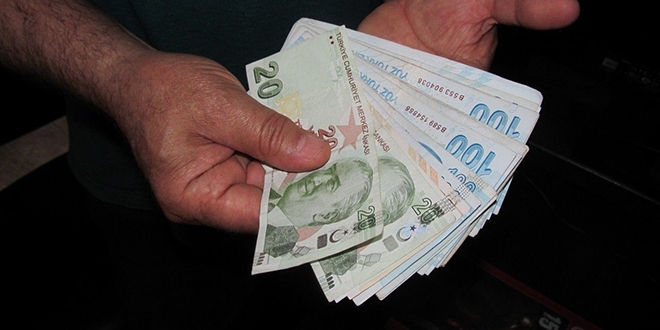 ATM'de bulduğu parayı sahibine teslim etti