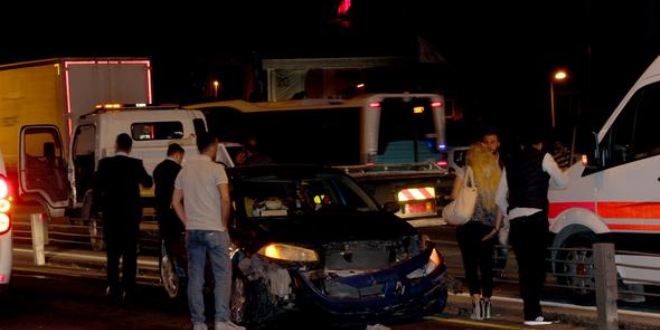 Bahçelievler'de otomobil, metrobüs yoluna girdi