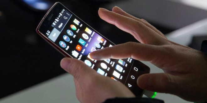Akıllı telefon kullanırken 'mesaj boynu'na dikkat