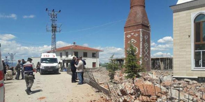 Yıkmaya çalıştığı minarenin altında hayatını kaybetti