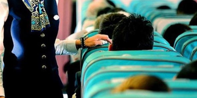 Yolcunun hostese verdiği not paniğe neden oldu