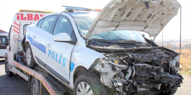 Uygulama noktasında polis memuruna otomobil çarptı