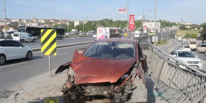Sürücüyü kurtarıyormuş gibi yapıp, cüzdanını çaldılar