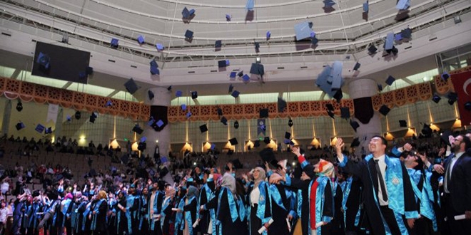 MAKÜ'de 6 bin 200 genç mezuniyet heyecanı yaşadı