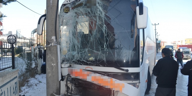 Belediye otobüsü yüksek gerilim hattı direğine çarptı: 1 yaralı