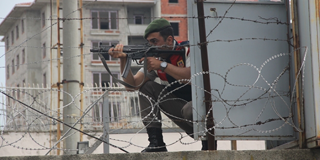 Cezaevinde tatbikat yap�ld�, mahkum yak�nlar� ger�ek sand�