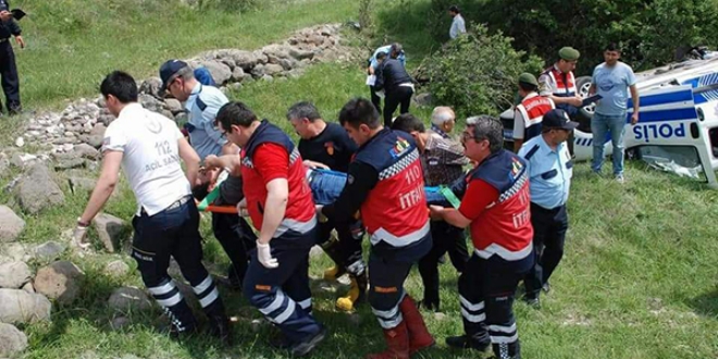 Kütahya'da polis aracı devrildi: 2 yaralı