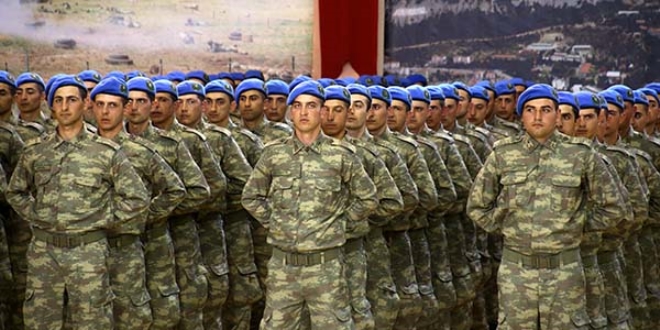 Asteğmenler 'mavi bere' taktı