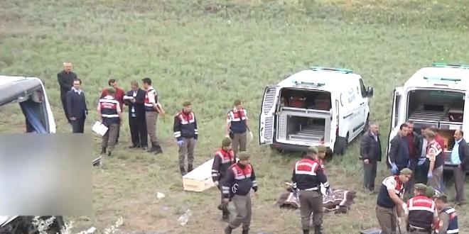 Yolcu otobüsü devrildi: 8 ölü 34 yaralı