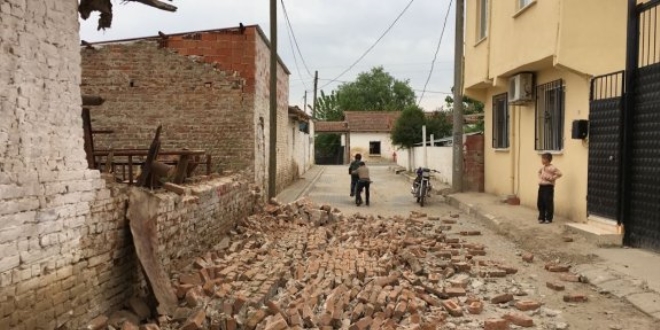 Manisa'da baz kerpi evler hasar grd