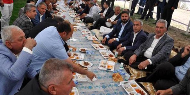 Siirt Belediyesi, ramazanın ilk iftarında bin kişilik sofra kurdu