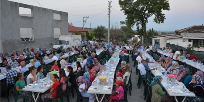 İftara 1,5 saat kala deprem olunca oruçlarını sokakta açtılar