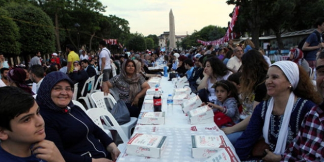 30 bin kişi ilk iftarını Sultanahmet'te açtı