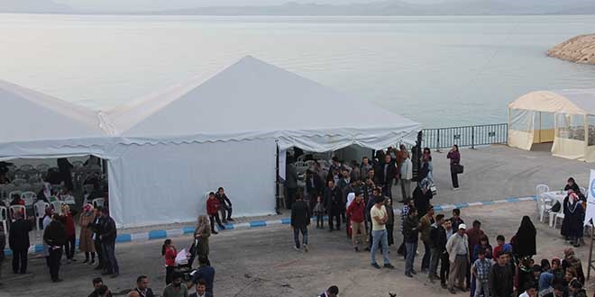 Van Gölü kıyısında 1500 kişi ilk iftarını yaptı