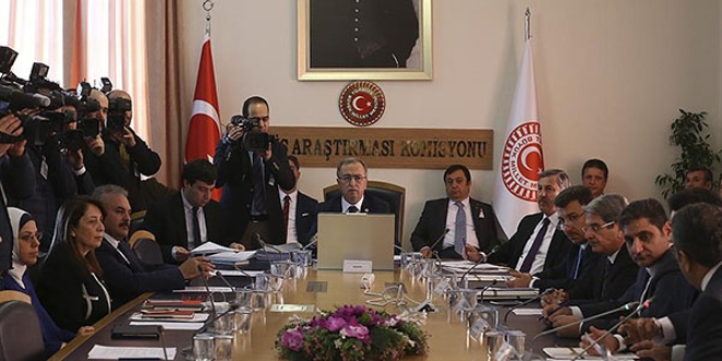 'Gençleri duygusal telkinlerle tektipleştirdiler'