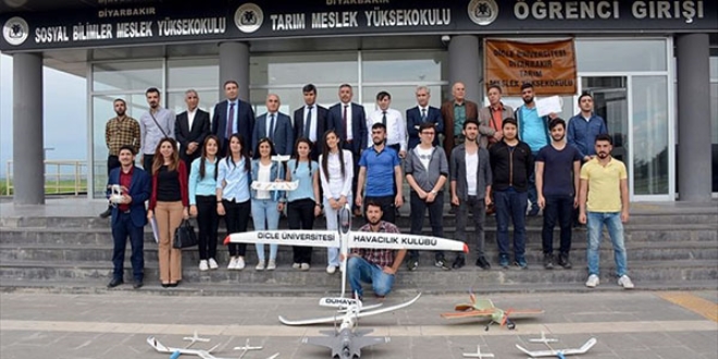 İşitme engelli öğrencilerin model uçak yapma sevinci