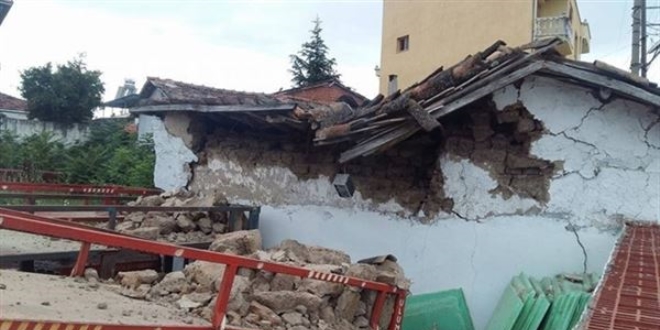 Manisada hasar alan 70'in üzerinde hasarlı ev var