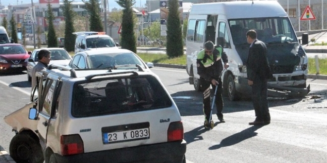 Elazığ'da trafik kazaları: 3 yaralı