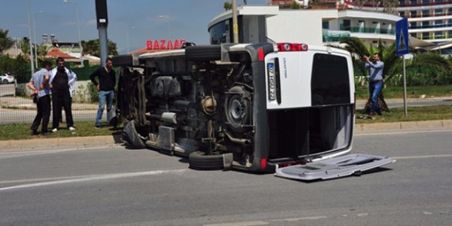 Turistleri taşıyan minibüs devrildi: 3 yaralı