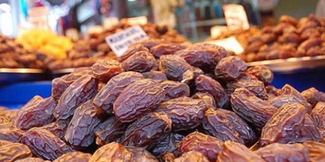 Hurma geçen yılın fiyatlarıyla sofralarda