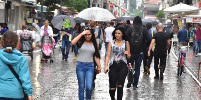 Sağanak yağmur İzmirliler'i hazırlıksız yakaladı
