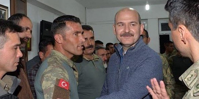 Bakan Soylu, Mehmetçik ile Tendürek'te sahur yaptı