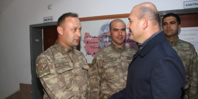 Soylu, iftarını asker ve güvenlik korucularıyla birlikte yaptı
