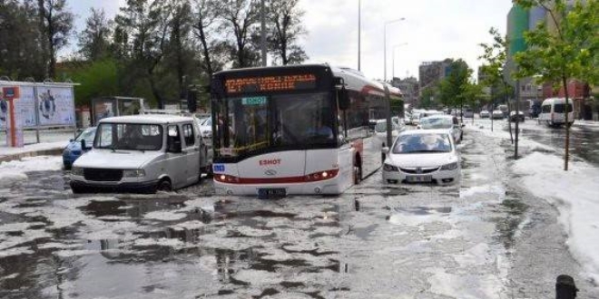 İzmir'de kuvvetli sağanak yağış etkili oldu