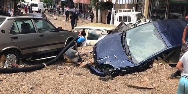 İzmir'de yaşanan sel nedeniyle bazı araçlar hasar gördü