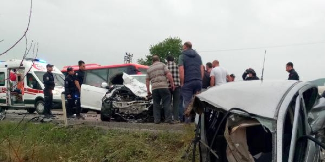 Çevik Kuvet ekibi göreve giderken kazazedelere yardım etti