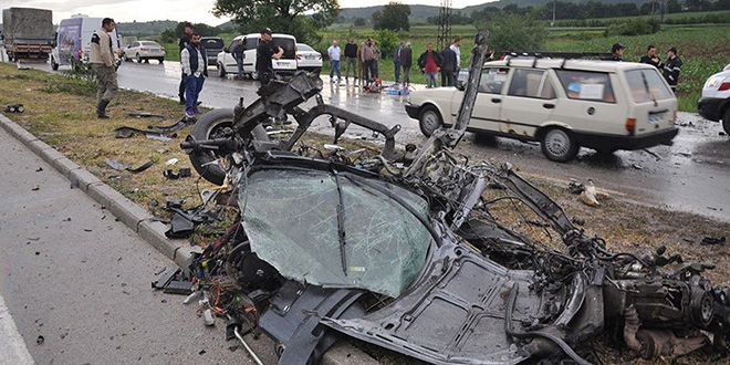 Otomobilin ikiye bölündüğü kazada 3 kişi yaralandı