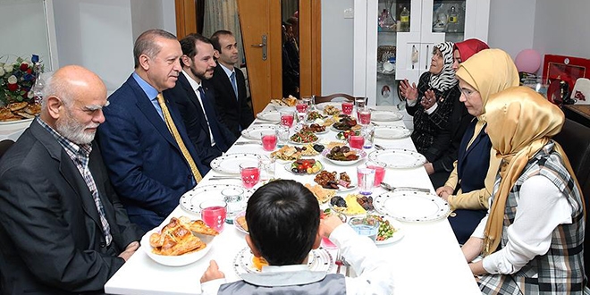 Cumhurbaşkanı Erdoğan şehit ailesiyle iftar yaptı