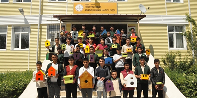 Öğrenciler kuşlar için ağaçlara yuva yaptı