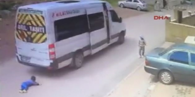 Minibüsün altında kalan çocuğun mucize kurtuluşu - Video