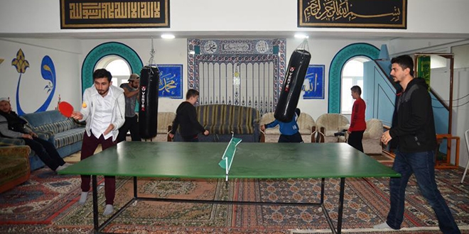 İmam, caminin alt katını gençlik merkezine dönüştürdü