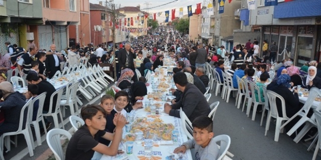 Mardin'de ak alanda 4 bin kiiye iftar
