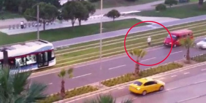Tramvay hattında namaz kılarken görüntülendi
