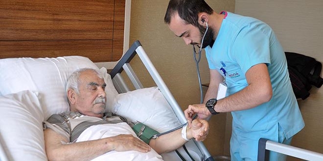 Felç geçiren hasta şah damarı açılarak kurtarıldı