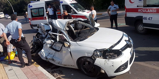 Tur otobüsü ile otomobil çarpıştı: 1 ölü, 2 yaralı